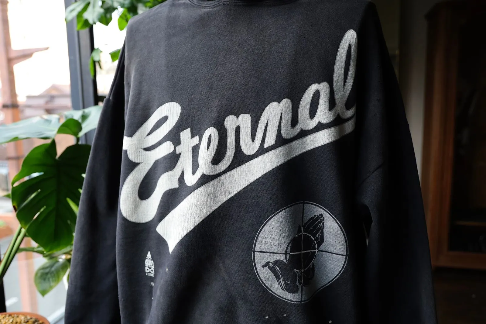 SAINT Mxxxxxx × FEAR OF GOD FG_HOODIE/SNT OF GOD/BLK FOG joint model ETERNAL praying crosshair distressed hoodie. Washed black S-XL. This season's popular super popular joint model. The original version is the same. Thin spring and summer fabrics. The upper body is comfortable. The BOXY version of the short fat wide shoulder line. Fashion darling wears it with a high-end feel. Heavy washing and water fading technology. The horse is repositioned. Excessive wear and damage graffiti treatment. Correct version FOG joint main mark/wash water mark/little angel label
